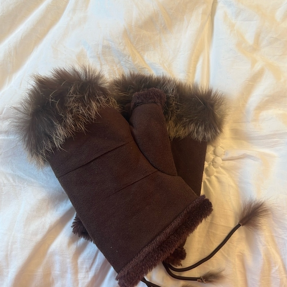 Fingerless gloves with fur